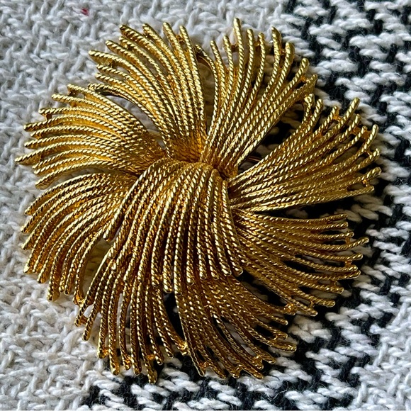 MONET | Vintage 1960's | Huge Cordelia Book Piece Floral Textured Brooch Pin - Picture 1 of 11